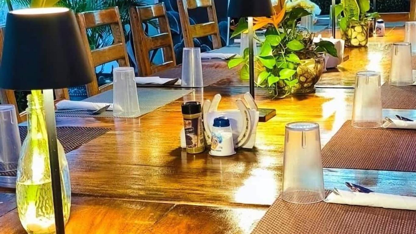 Show Pony Ranchero Resort - Boutique Beach Hotel