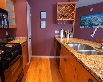 The Glade Escape | Ski-in/out Village Location | Private Hot Tub | Gas Fireplace - Big White - Cocina