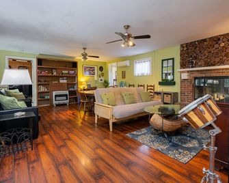 Cozy Retreat at Capps Lake - Arden - Living room