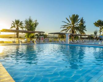 سيفنه تيرمتال أوتل - سسمى - حوض السباحة