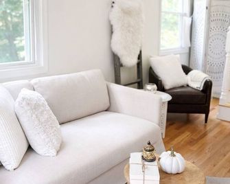 Brimfield Bungalow by the lake close to Sturbridge - Brimfield - Living room