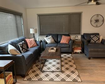 2 blocks from downtown Fruita - Fruita - Living room