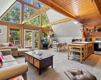 Scenic Site A-Frame Mountain Views near Brevard, Fire pit, Pets OK, free Biltmore Pass - Pisgah Forest - Living room