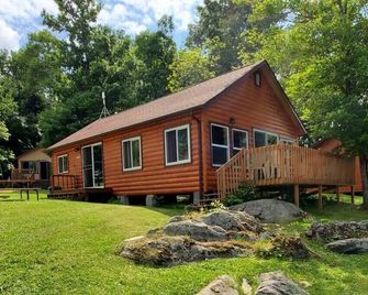 Lakeside 3 Bedroom Lazy Days Cabin On Ka - Kabetogama - Building