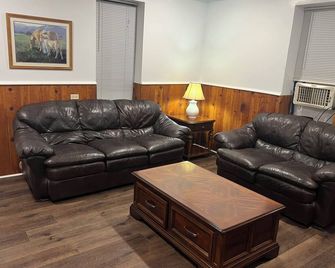 100 year old cabin revived as your perfect vacation home. - Monroe - Sala de estar