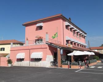 Hotel da Renato - Albinia - Building