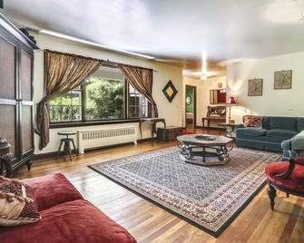 Colbyco Metro - NYC Lights & Jersey Sights - Hillside - Living room