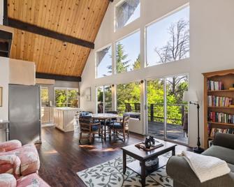 Warm and Cozy Mountain and Lake View Haven cottage - Kelseyville - Living room