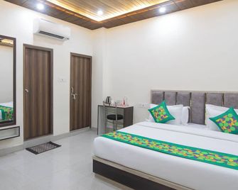 Treebo Golden Kashi - Varanasi - Bedroom