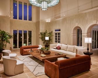 LohonoStays Estate de Frangipani - Siolim - Salónek