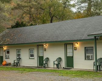Woodland Retreat: A Rare Cabin by the Seaside l Sleep 2 - Coudersport - Building