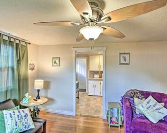 Lovely Tacoma Cottage w/ Fire Pit, Near Dtwn! - Tacoma - Living room