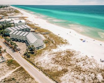 Steps to the Beach, Pool + Hot Tub Renovated Retreat Sea Haven by Avantstay - Santa Rosa Beach - Strand