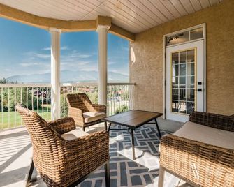 Riverside Twin `A` | Balcony | King Bed | Spacious - Fairmont Hot Springs - Balcon