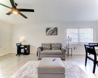 Charming 3-bedroom house with AC and WiFi in Tampa - Tampa - Salon