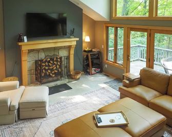 Serene Suttons Bay Home w/ Fire Pit & Wooded Yard - Suttons Bay - Sala de estar