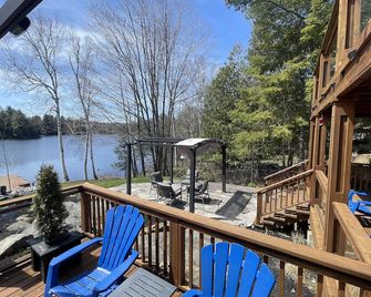 Modern Clean Lakefront Cottage. Just 12 min to Parry Sound - McDougall - Balcony