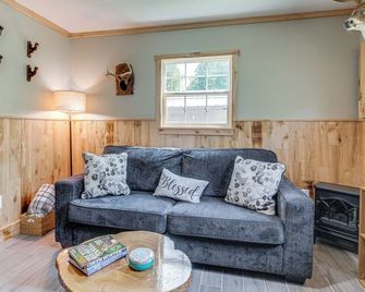 Pet-Friendly Cabin for Fall Days in Covington - Covington - Living room