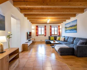 4 star vacation apartment SchererHof-Chiemgau, 125sqm, 3 separate bedrooms - Pelham - Sala de estar