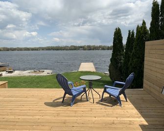 Stunning Waterfront! Easy access stairs to water, wifi. Central AC , 2 bathrooms - Kawartha Lakes - Patio