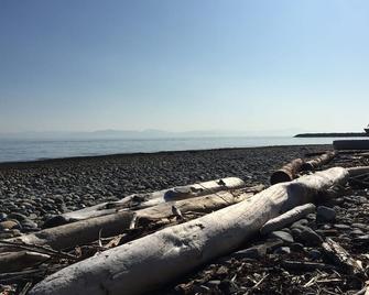 A Roberts Creek Haven: The Yellow House - Roberts Creek - Beach