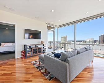 Two bedroom Penthouse with beautiful views of Downtown and San Diego Bay - San Diego - Oturma odası