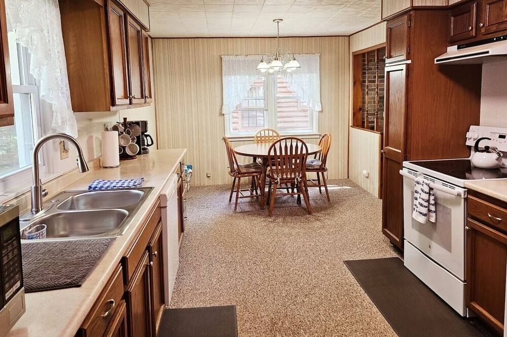 Forrest's Cabin and Vivian's Cabin - Two Cabins with Private Lakefront and Dock! - Kalkaska - Keuken
