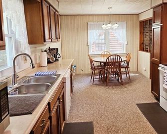 Forrest's Cabin and Vivian's Cabin - Two Cabins with Private Lakefront and Dock! - Kalkaska - Keuken