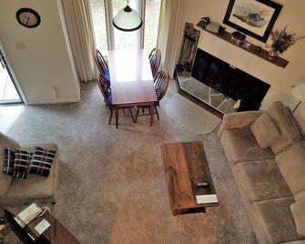 Walk to Market/Private community outdoor pool! - Wintergreen - Living room