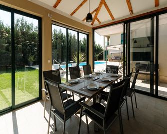 Luxury Villa with Heated Pool, Terrace, and Outdoor Amenities for Relaxation - Five Bedroom Villa - Trogir - Comedor