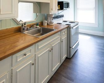 Pool Cottage in Historic Old Town Beaumont - Beaumont - Kitchen