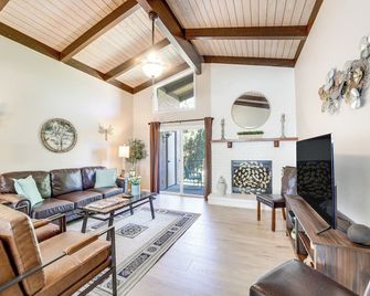 Mtn-View Condo w/ Hot Tub Access in Sedona! - Sedona - Soggiorno