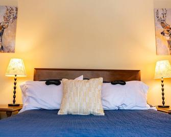 The Suite - Myers Cave Resort - Cloyne - Habitación