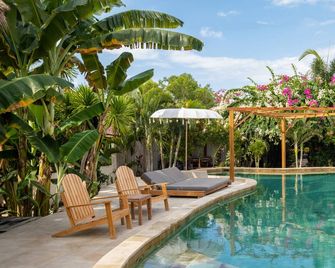 Gili Teak Beach Front Resort - Mataram - Pool