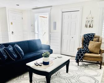 Beautiful Executive Apartment- Clean Luxury w Private Gym + Laundry + Garage - South Jordan - Living room