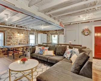 Modern Mountain Retreat w/ Hot Tub: Close to All! - Mt Pocono - Living room
