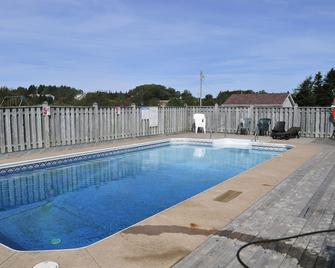 North Rustico Motel & Cottages - North Rustico - Pool