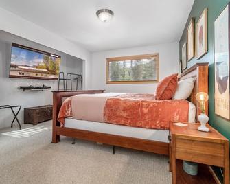 Rhodie House By Nw Comfy Cabins - Leavenworth - Bedroom