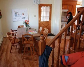 5 minutes to Sutton! Family-sized house with a stunning view of Mont Sutton - Sutton - Jídelna