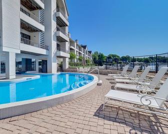 224 Edgewater Inn - Charlevoix - Pool