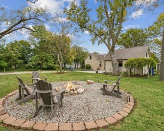 Historic Pella Cottage w/Firepit Retreat - Pella - Binnenhof
