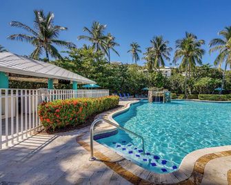Walk to Beach: St Thomas Condo w/ Balconies - Saint Thomas Island - Pool