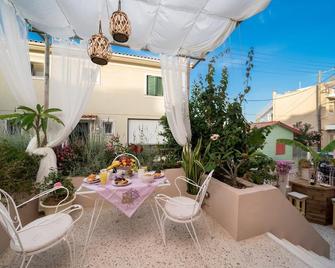 Flowers in the city - Elegant Home in Argostoli - Argostoli - Patio