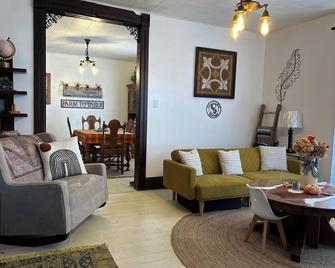Quaint century-old home just minutes from Turkey Run & Shades State Park - Marshall - Living room