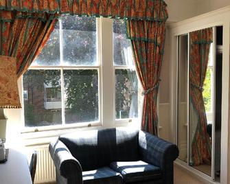OYO Albany Hotel - Brighton - Bedroom