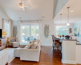 Beach Cove Charmer - Southport - Living room