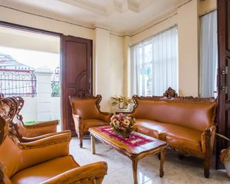 RedDoorz near Universitas Samratulangi Manado - Манаго - Вітальня