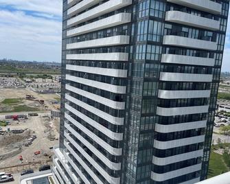 Chic Retreat Pet & Smoke-Friendly, Balcony Views, Prime Location - Vaughan - Building