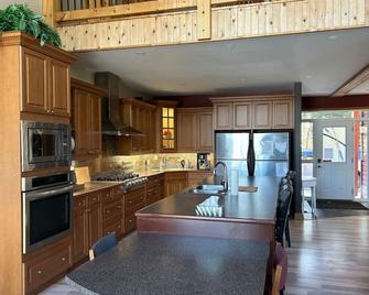 Red Devil Six Bedroom Cottage Private Beach - Kearney - Kitchen