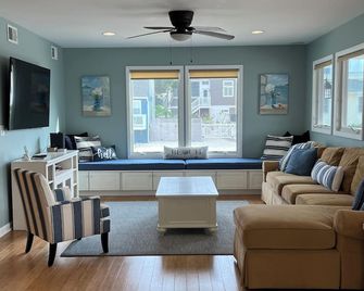 6 Bedrm, 3 Full Baths, Sleeps 15, Steps 2 Beach, Patio with Fireplace, Fr Porch - Long Beach - Sala de estar